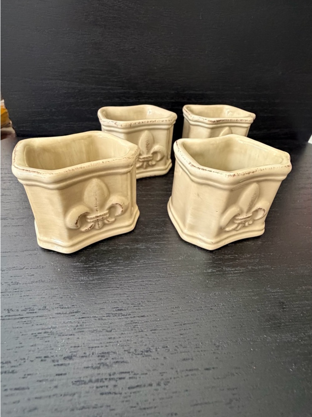 Artimino Beige Fleur-de-Lis Ceramic set of 4 napkin rings - Picture 3 of 12